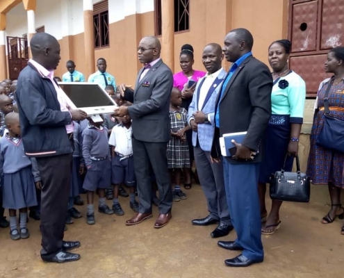 PC Übergabe an einer Ugandischen Schule