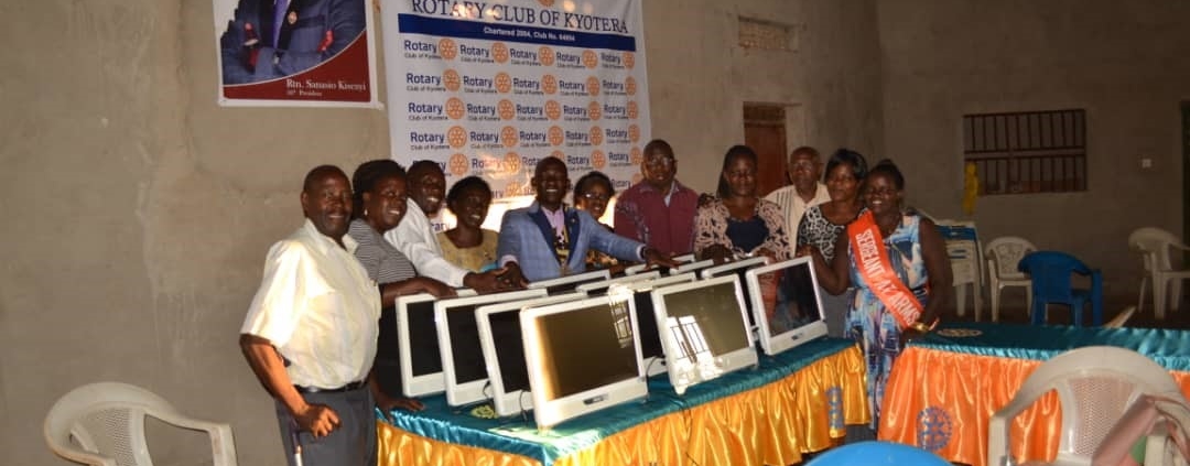 PC Übergabe an einer Ugandischen Schule